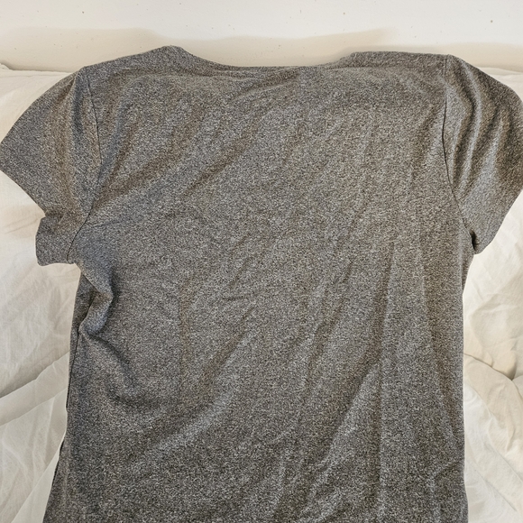 Hollister NWOT Gray Cropped T SHIRT - Picture 2 of 3